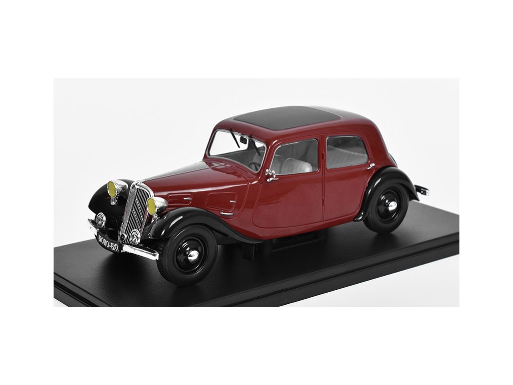 Citroen Traction 7A Avant 1934 1:24 - Hachette časopis s modelem Citroen Traction 7A Avant 1934 - kovový model auta