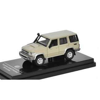 Toyota Land Cruiser 76 2014 tmavě písková 1:64 - PARAGON Models Toyota Land Cruiser 2014 - kovový model auta 1/64