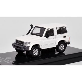 Toyota Land Cruiser 71 2014 bílá 1:64 - PARAGON Models Toyota Land Cruiser 71 series 2014 LHD - kovový model auta 1/64