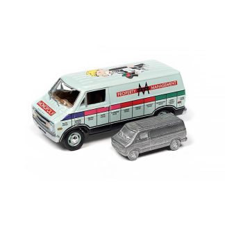 Dodge Van 1977 Monopoly + figurka pro hru 1:64 - Johnny Lightning Dodge Van Property Management 1977 + Exclusive Game Token Monopoly - sběratelský model auta
