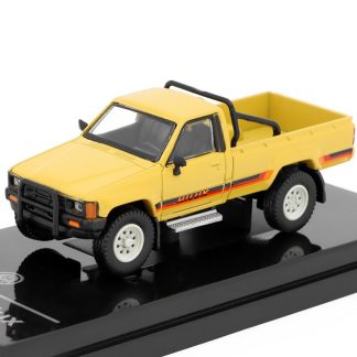 Toyota Hilux 1984 žlutá 1:64 - PARAGON Models Toyota Hilux Single Cab 1984 - kovový model auta