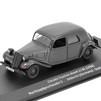 Citroen Traction Avant 11BL 1934 1:43 - časopis Samochody Wojskowe s modelem #67 Citroen Traction Avant 11 BL 1934 Doberitz 1942 - kovový model auta