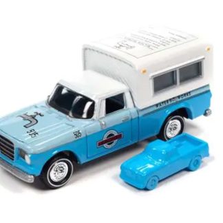 Studebaker with Camper 1960 Monopoly + figurka pro hru 1:64 - Johnny Lightning Studebaker with Camper Waterworks 1960 Monopoly + Exclusive Game Token - sběratelský model auta 1/64