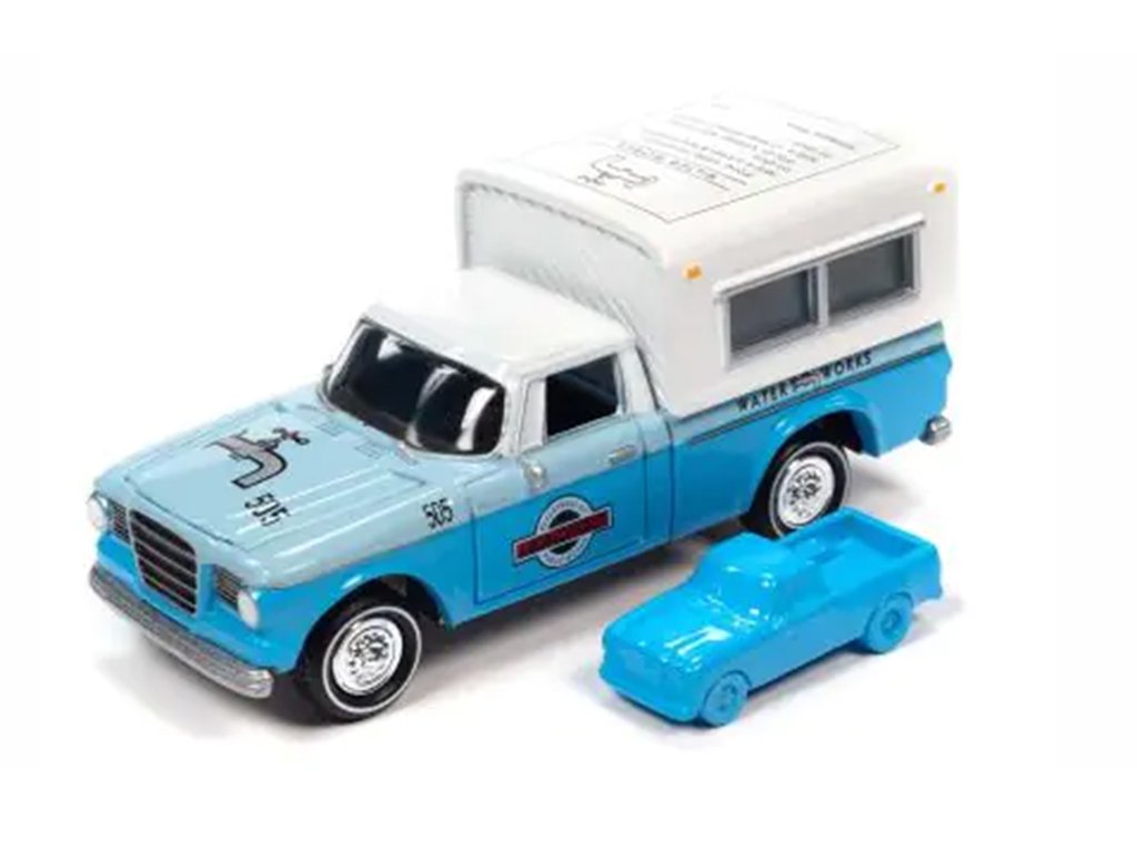 Studebaker with Camper 1960 Monopoly + figurka pro hru 1:64 - Johnny Lightning Studebaker with Camper Waterworks 1960 Monopoly + Exclusive Game Token - sběratelský model auta 1/64