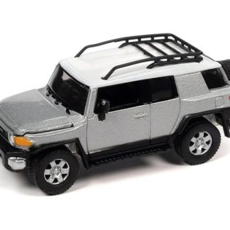 Toyota FJ Cruiser 2007 šedá 1:64 - Johnny Lightning Toyota F J Cruiser - sběratelský model auta 1/64
