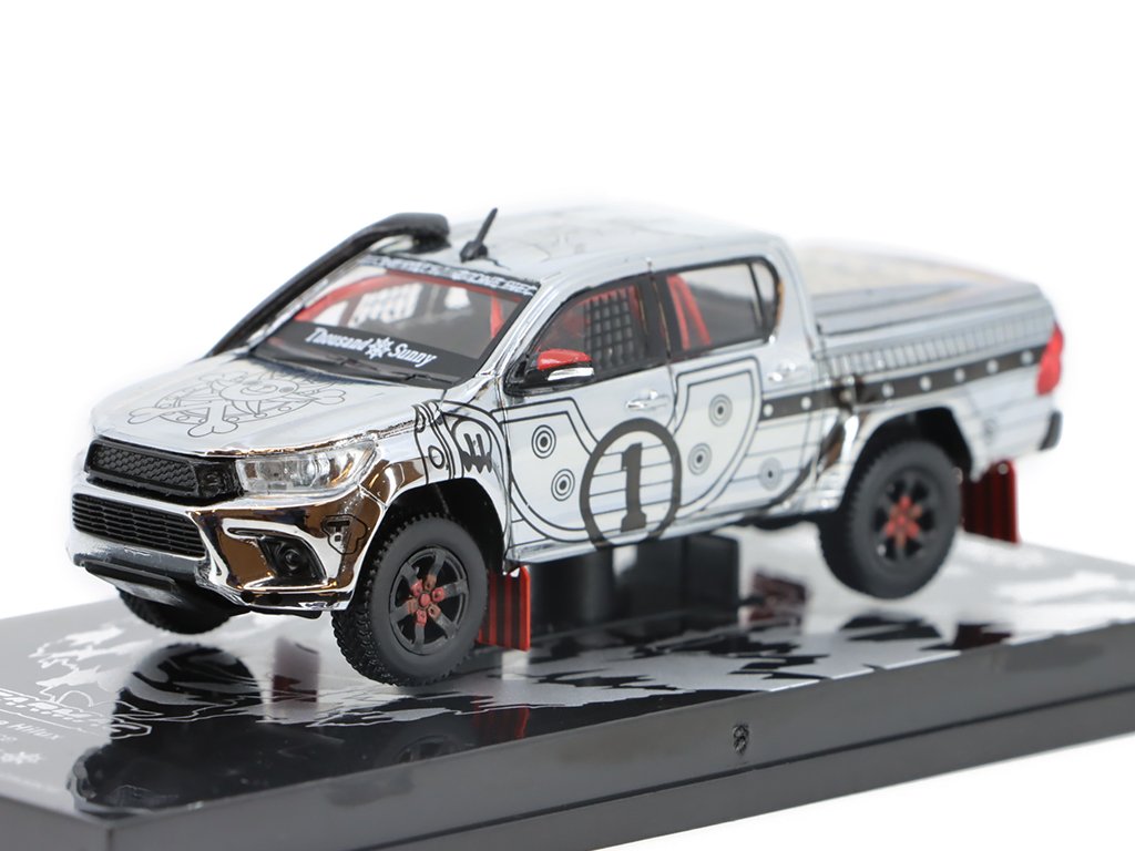 Toyota Hilux Thousand Sunny z anime One Piece 1:64 - TARMAC Models Toyota Hilux Thousand Sunny from anime show One Piece - kovový model auta 1/64