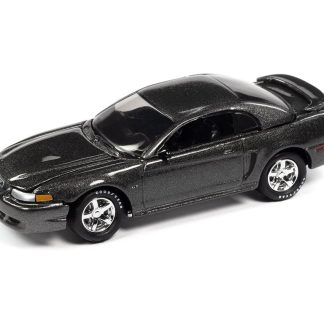 Ford Mustang 2003 1:64 - Johnny Lightning Ford Mustang - sběratelský model autá 1/64