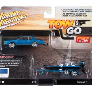 Chevy Monte Carlo s Bass Boat 1980 1:64 - Johnny Lightning Chevrolet Monte-Carlo with Bass Boat - sběratelský model autá 1/64