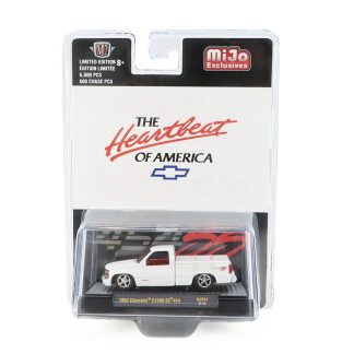 Chevrolet C1500 SS 454 1992 bílá 1:64 - M2 Machines Chevrolet C 1500 SS454 - kovový model auta 1/64