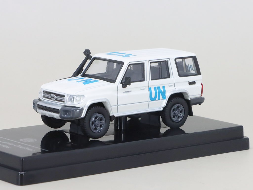 Toyota Land Cruiser LC76 United Nations 1:64 - PARAGON Models Toyota Land Cruiser 76 UN - kovový model auta 1/64