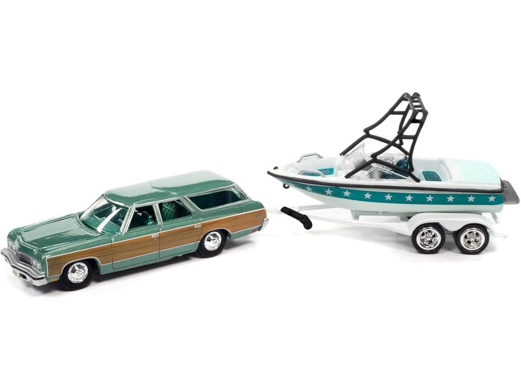 Chevy Caprice Wagon & Loď a přívěs 1:64 - Johnny Lightning Chevy Caprice Wagon + Loď a přívěs - sběratelský model autá 1/64