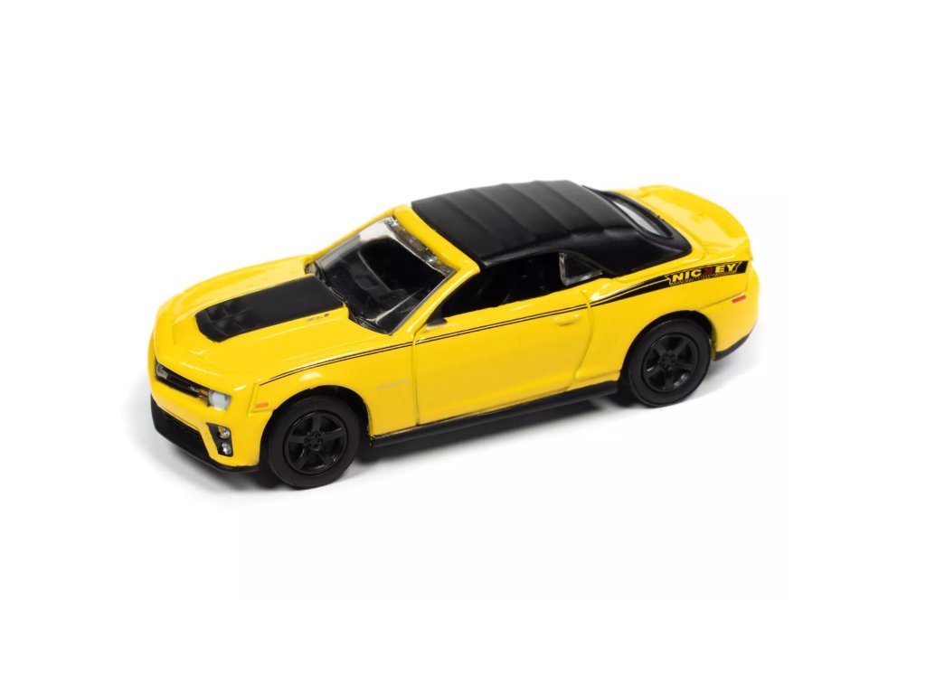 Chevy Camaro ZL1 2013 žlutá 1:64 - Johnny Lightning Chevy Camaro ZL 1 - sběratelský model autá 1/64